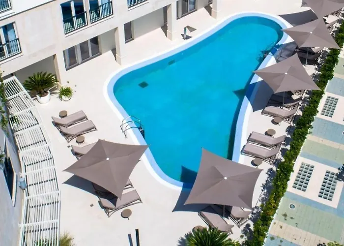 Lux Pool Suite